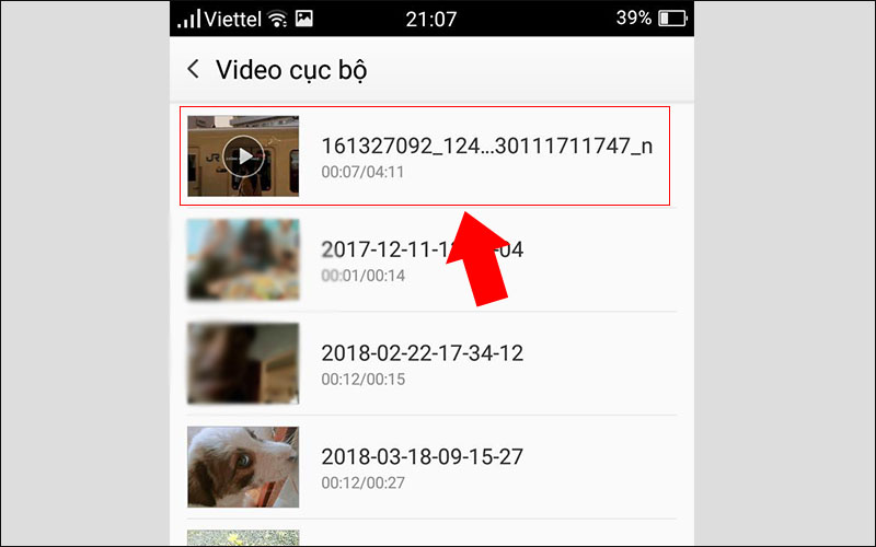 Chọn video mà bạn vừa tải về để xem